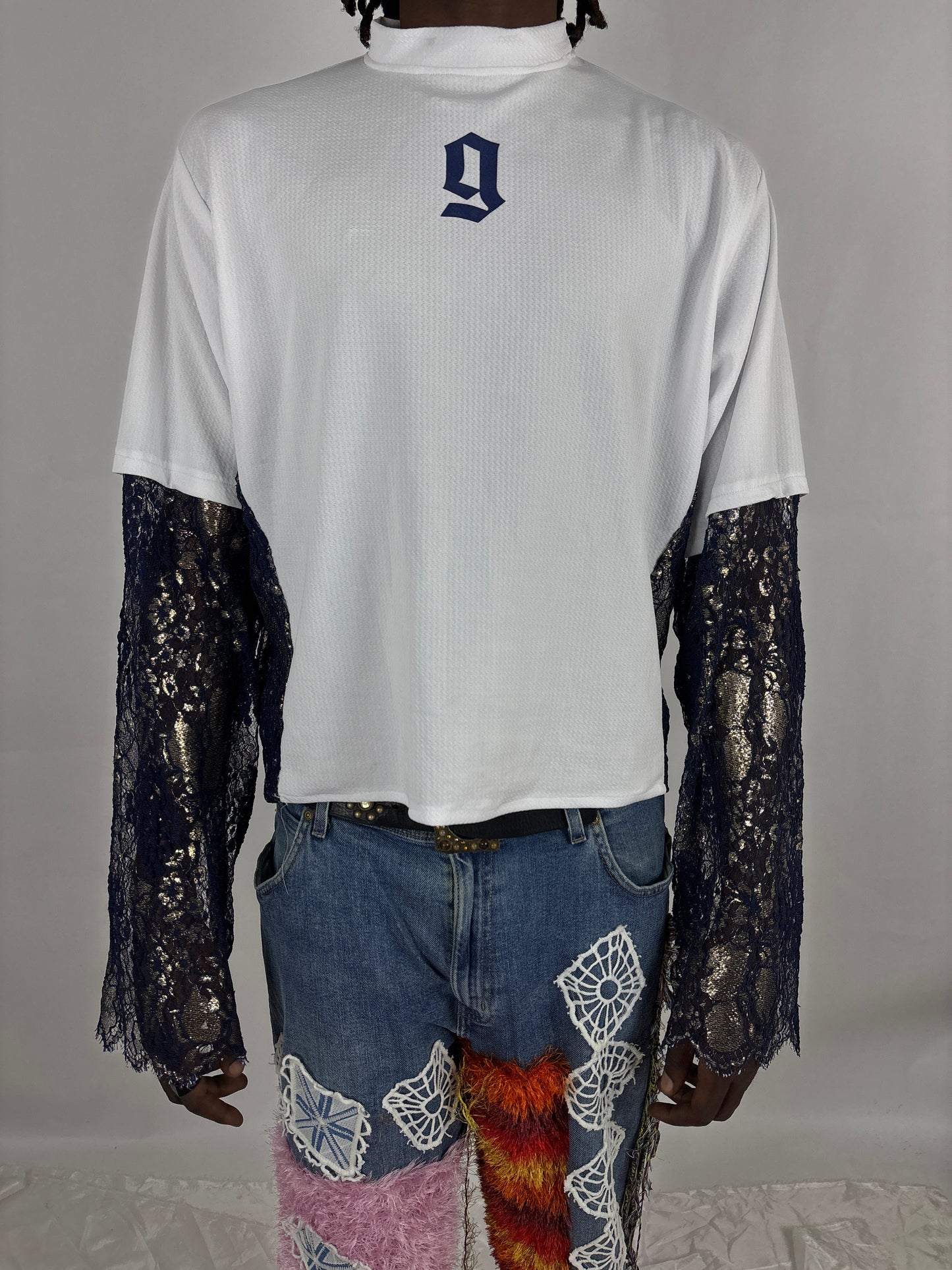 Jersey blanc oversize afro-futuriste – Gringo Custum | Design unisexe en dentelle bleue & or
