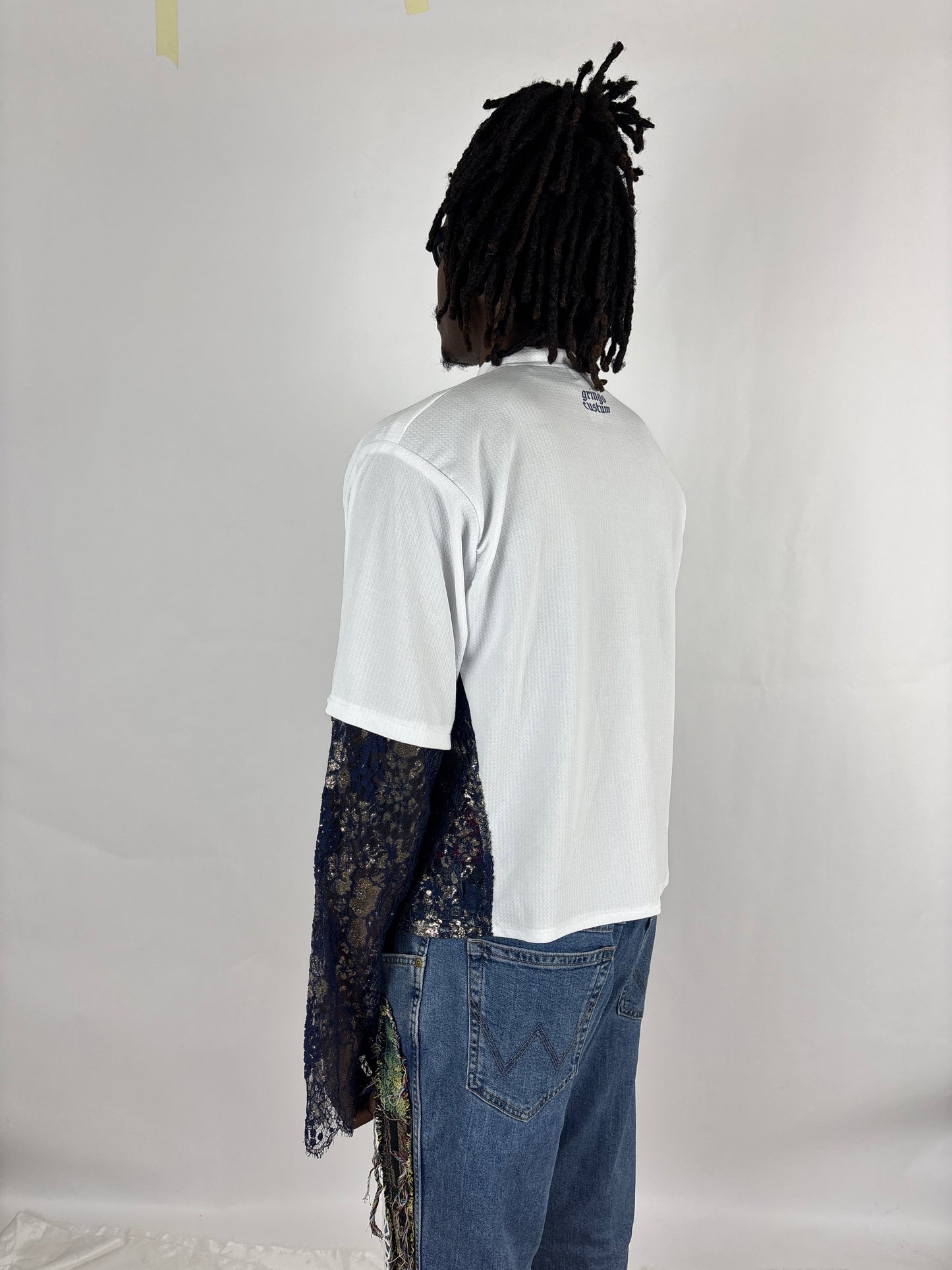 Jersey blanc oversize afro-futuriste – Gringo Custum | Design unisexe en dentelle bleue & or