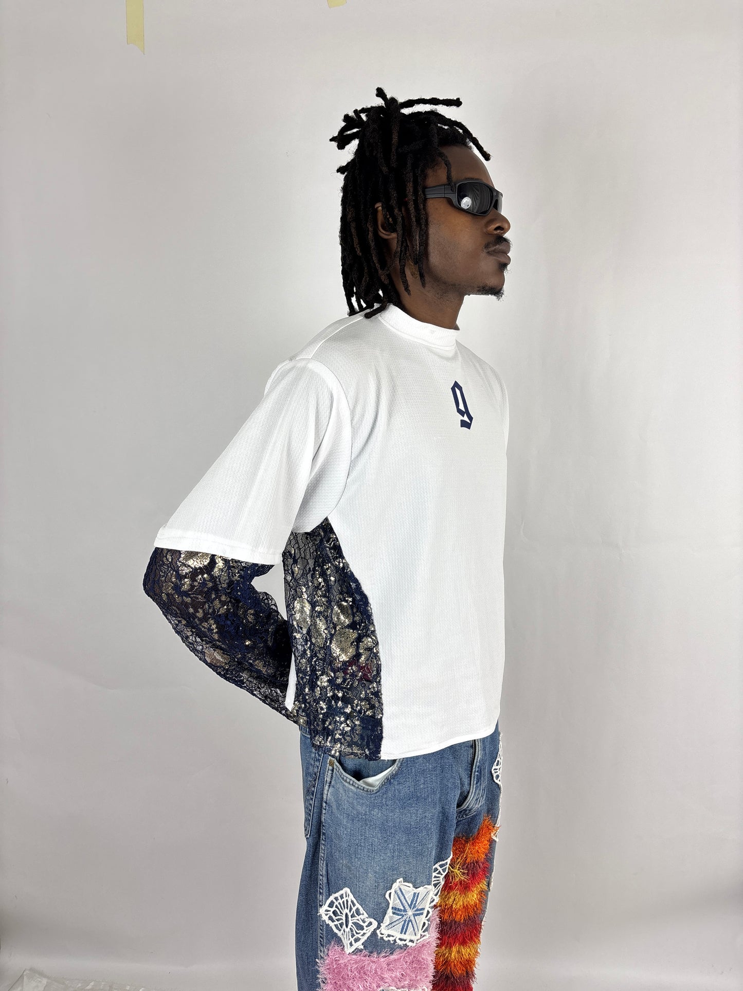 Jersey blanc oversize afro-futuriste – Gringo Custum | Design unisexe en dentelle bleue & or