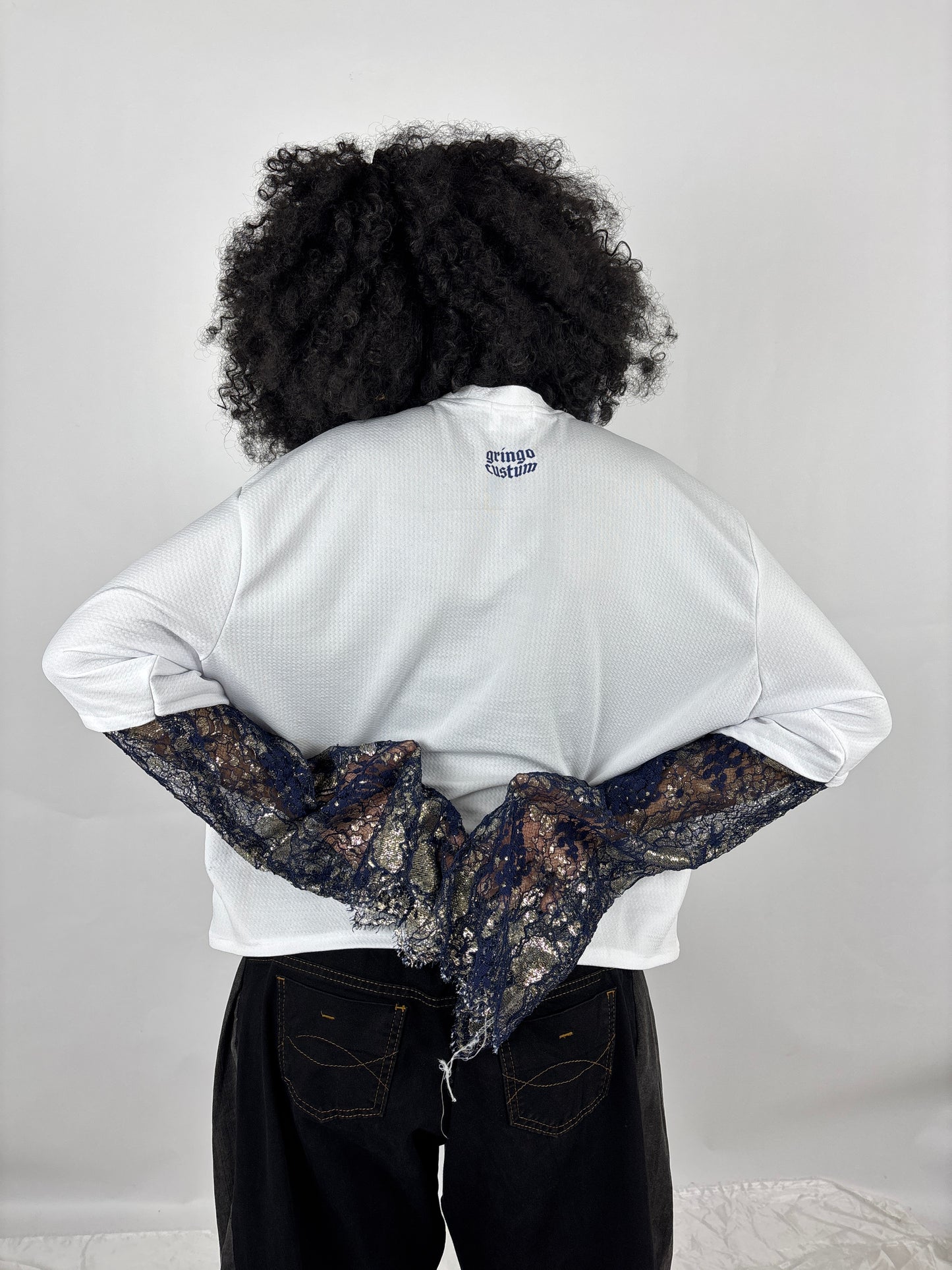 Jersey blanc oversize afro-futuriste – Gringo Custum | Design unisexe en dentelle bleue & or