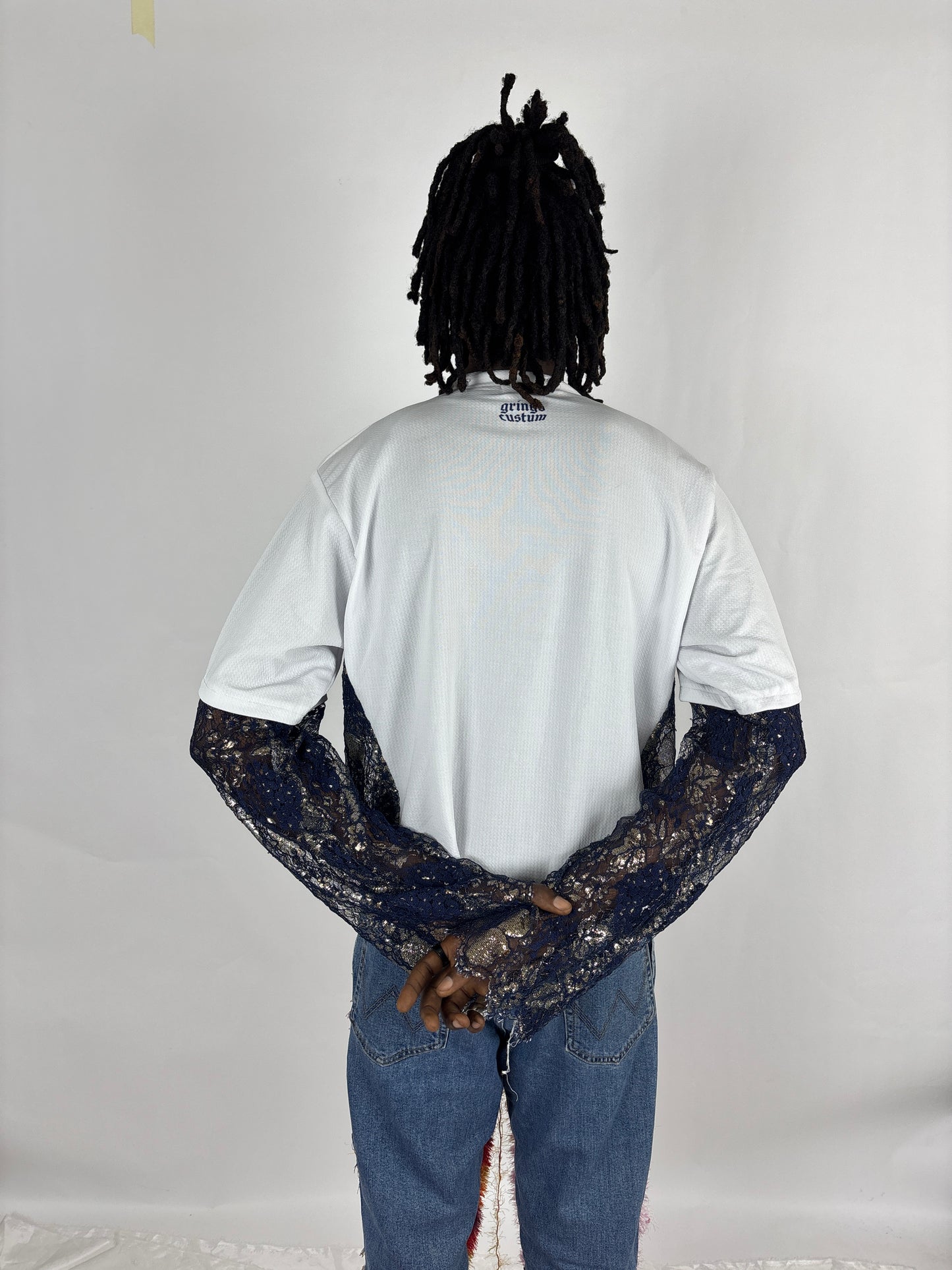 Jersey blanc oversize afro-futuriste – Gringo Custum | Design unisexe en dentelle bleue & or