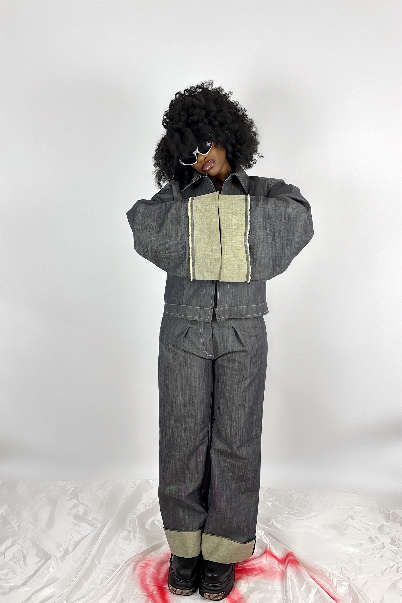 Ensemble denim oversize gris anthracite à manches extra larges et revers contrastés