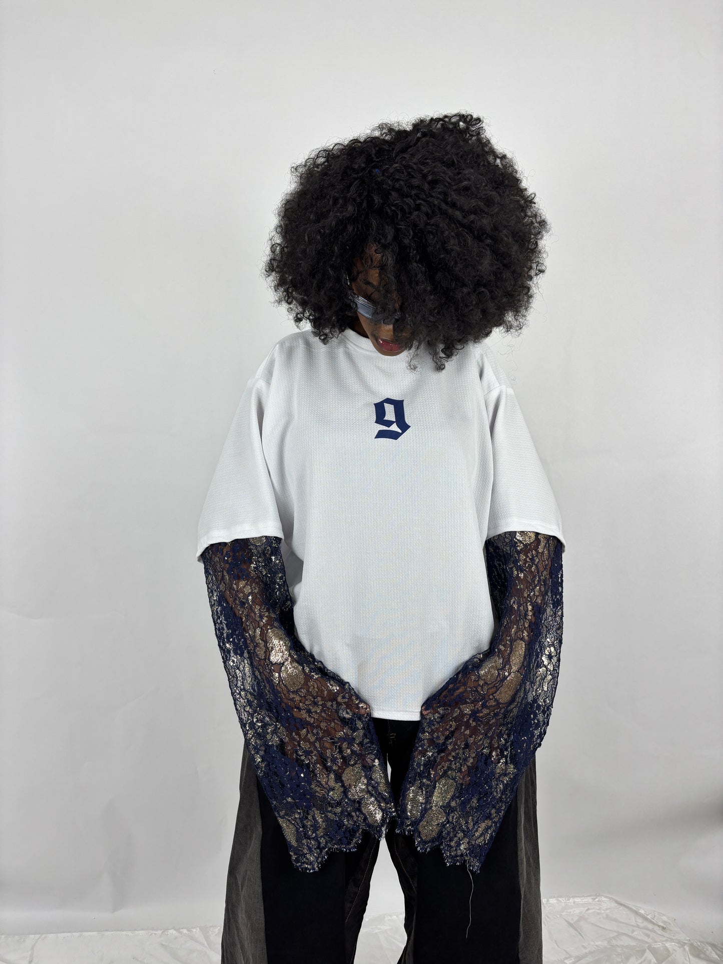 Jersey blanc oversize afro-futuriste – Gringo Custum | Design unisexe en dentelle bleue & or