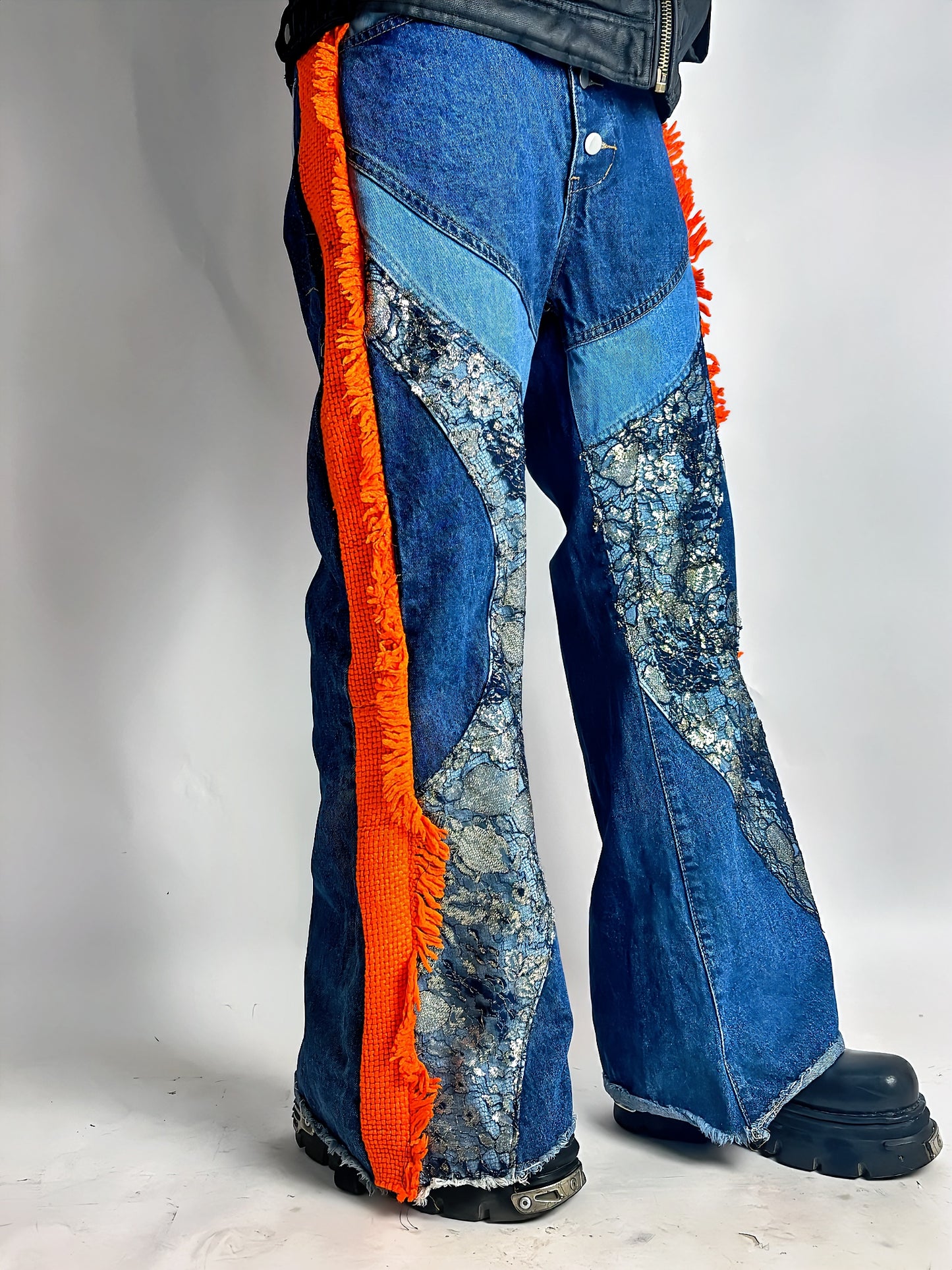 Pantalon Flare Patchwork–Denim Brut, Dentelle Métallisée & Franges Orange