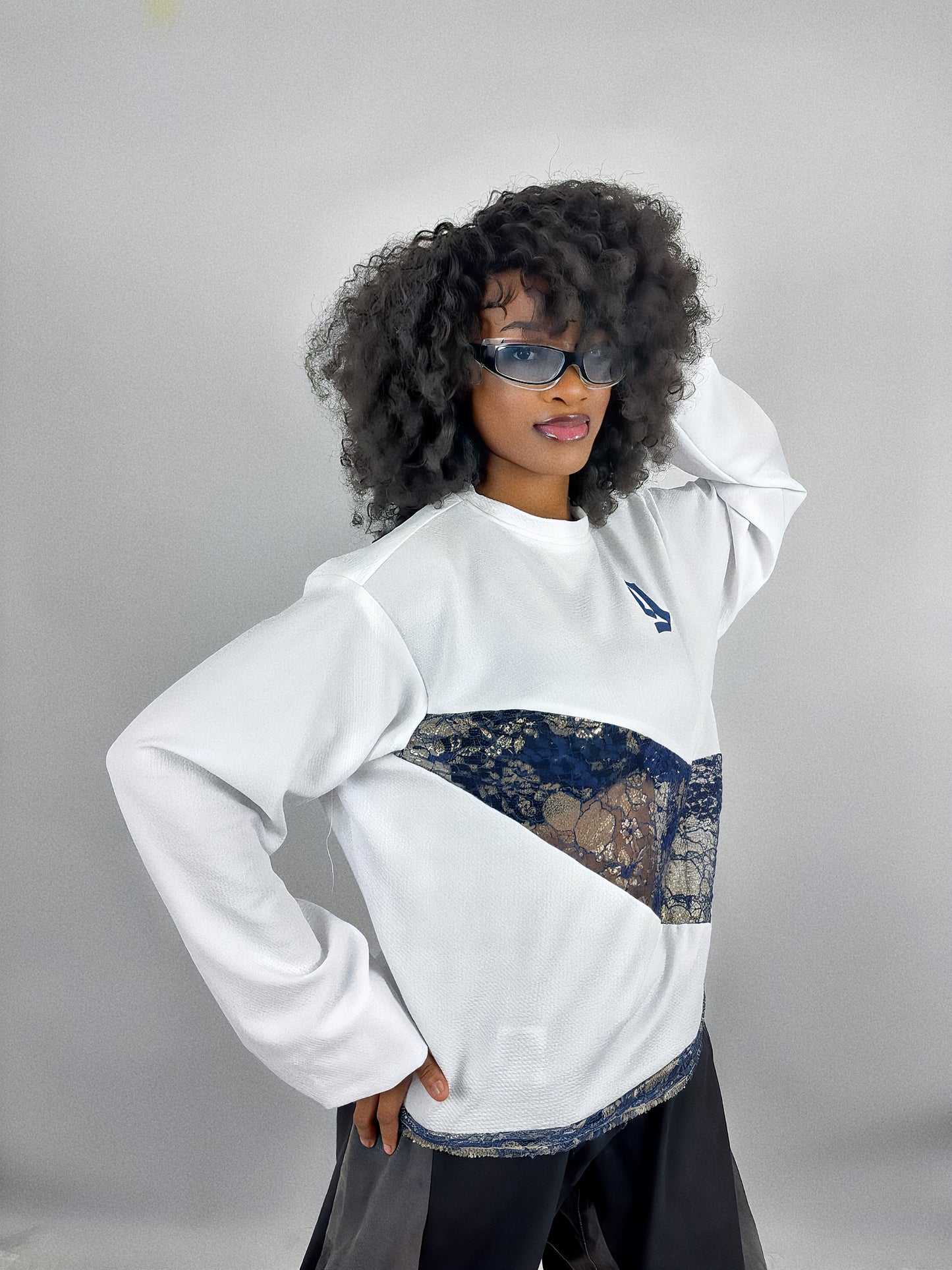 Jersey blanc oversize afro-futuriste – Gringo Custum | Design unisexe en dentelle bleue & or