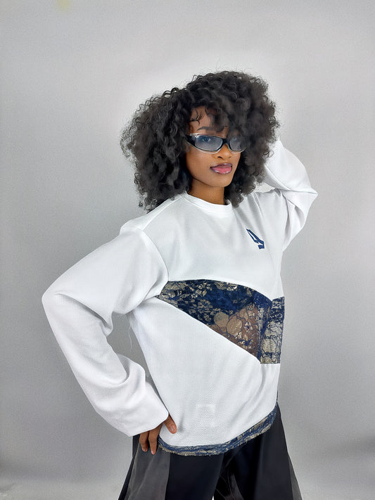 Jersey blanc oversize afro-futuriste – Gringo Custum | Design unisexe en dentelle bleue & or