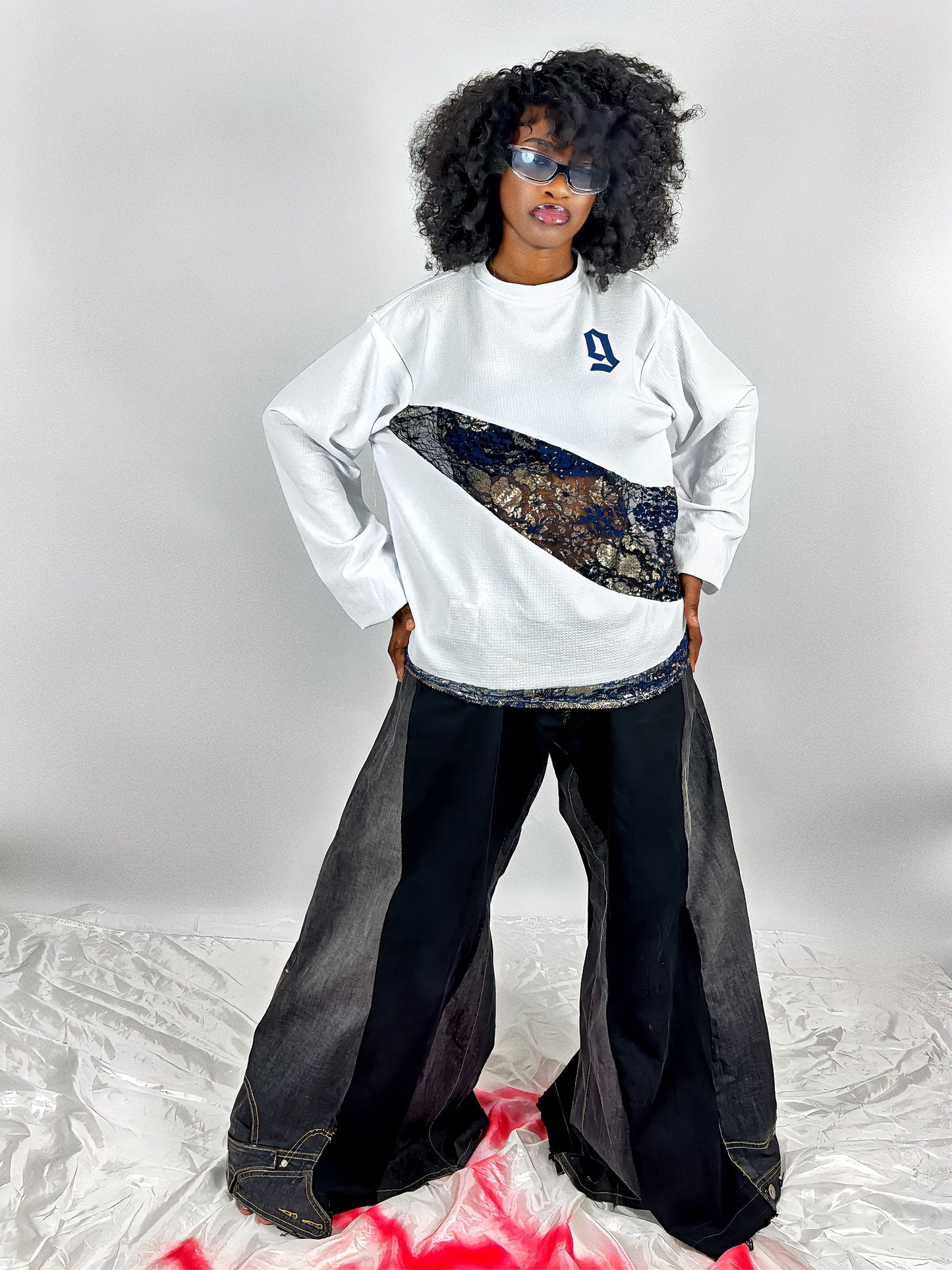 Jersey blanc oversize afro-futuriste – Gringo Custum | Design unisexe en dentelle bleue & or